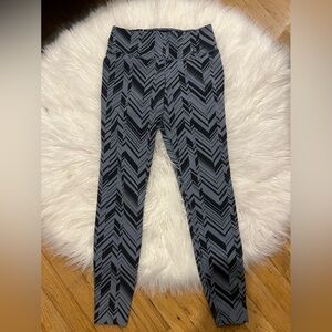 NIKE LEGGINGS YOGA PANTS GRAY AND BLACK SZ MED like new condition 28 inches long